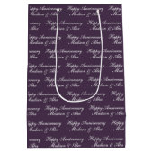 Happy Anniversary Script with Name Plum Medium Cadeauzakje (Achterkant)