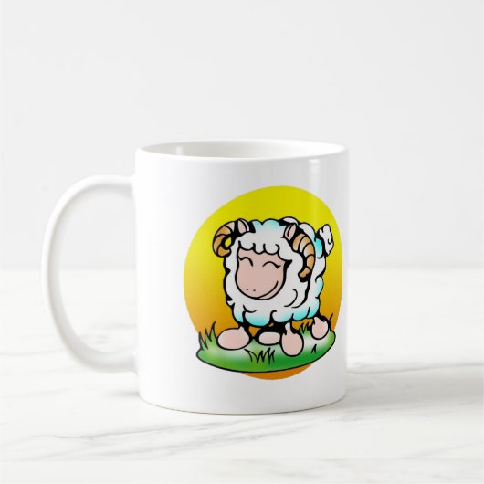 Happy Aries Ram Cartoon op Grass Koffiemok (Links)