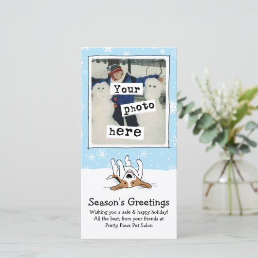 Happy Beagle in Sneeuwfotosjabloon Kerstmis Feestdagenkaart (Staand voorkant)