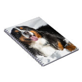 Happy Bernese Mountain Dog in Winter Snow Notitieboek (Rechterzijde)
