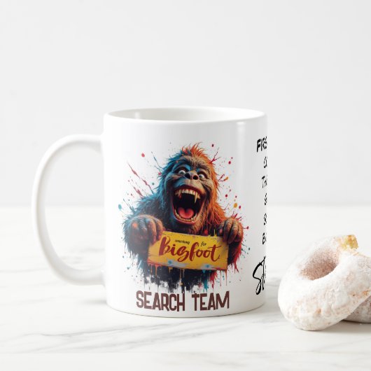 Happy Bigfoot Sasquatch Mugshot Search Team Koffiemok (Met donut)