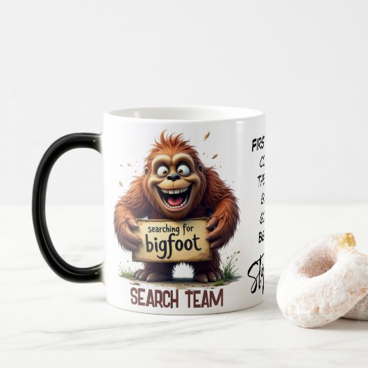 Happy Bigfoot Sasquatch Search Team Magische Mok (Met donut)