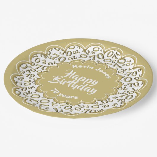 Happy Birthday 70th Gold/White Number Pattern Papieren Bordje (Gekanteld)