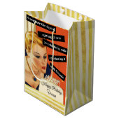 Happy Birthday Blowing Out Candles  Funny Medium Cadeauzakje (Voorkant Gekanteld)