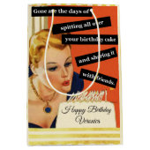 Happy Birthday Blowing Out Candles  Funny Medium Cadeauzakje (Voorkant)