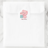 Happy Birthday Cute Pink Piglet met cadeaudoos Ronde Sticker (Tas)
