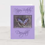 Happy Birthday Daughter-Butterfly/paars Kaart<br><div class="desc">Deze verjaardagskaart is voor een dierbare dochter en heeft een blauwe/paarse vlinder tegen een bleke paarse achtergrond. Inside is een mooi vers en een citaat uit Washington Irving over de band tussen moeder en kind. U kunt de binnenkant aanpassen met uw eigen woorden als u dat wenst.</div>