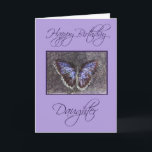 Happy Birthday Daughter-Butterfly/paarse Kaart<br><div class="desc">Deze verjaardagskaart is voor een lieve dochter en heeft een blauw/paarse vlinder tegen een bleke paarse achtergrond. Binnenin is een mooi vers en een citaat van Washington Irving over de band tussen een moeder en kind. Je kunt de binnenkant aanpassen met je eigen woorden als je dat wilt.</div>