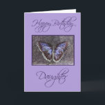 Happy Birthday Daughter-Butterfly/paarse Kaart<br><div class="desc">Deze verjaardagskaart is voor een lieve dochter en heeft een blauw/paarse vlinder tegen een bleke paarse achtergrond. Binnenin is een mooi vers en een citaat van Washington Irving over de band tussen een moeder en kind. Je kunt de binnenkant aanpassen met je eigen woorden als je dat wilt.</div>