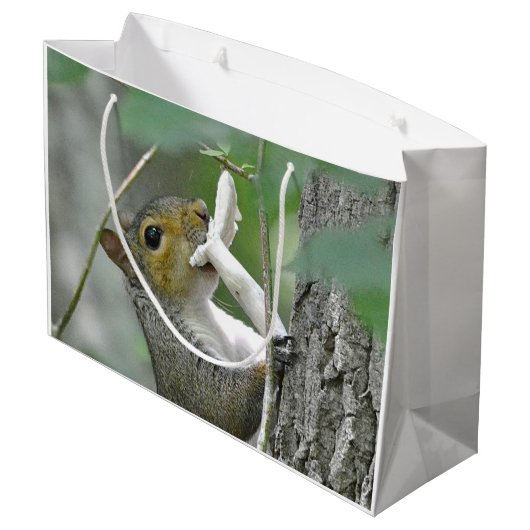 Happy Birthday Foraging Squirrel Groot Cadeauzakje (Achterkant Gekanteld)