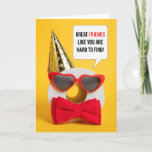 Happy Birthday Friend Toilet Paper Humor Feestdagen Kaart<br><div class="desc">Een rol toiletpapier gekleed voor een feestje om je vriend te laten weten dat goede vrienden moeilijk te vinden zijn,  zoals toiletpapier in de supermarkt!</div>