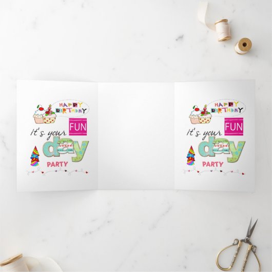 Happy Birthday FUN Cupcake Tri-Fold Kaart (Binnen)