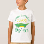 Happy Birthday Gator Alligator Crocodile T-shirt<br><div class="desc">Het ontwerp heeft een originele markeringsillustratie van een grijnzende groene alligator. Dit ontwerp is ook beschikbaar op andere producten. Er zijn ook coördinerende design beschikbaar. Zie je niet wat je zoekt? Hulp nodig bij maatwerk? Neem contact op met Rebecca om iets speciaal voor jou te laten ontwerpen.</div>