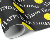 Happy Birthday gele pickleballs op zwart Cadeaupapier (Rol Hoek)