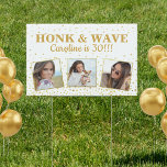 Happy Birthday Gold Glitter Photos Honk & Wave Sig Tuinbord<br><div class="desc">Laat iedereen die rijdt of voorbij loopt weten dat er een speciale verjaardagspersoon in je huis is. Op dit bordje met twee zijden staan drie foto's van het verjaardagsmeisje/jongen en de naam van het verjaardagsmeisje, allemaal geplaatst tegen een witte achtergrond die geaccentueerd is met faux gold glitter confetti sparkles. Fun...</div>