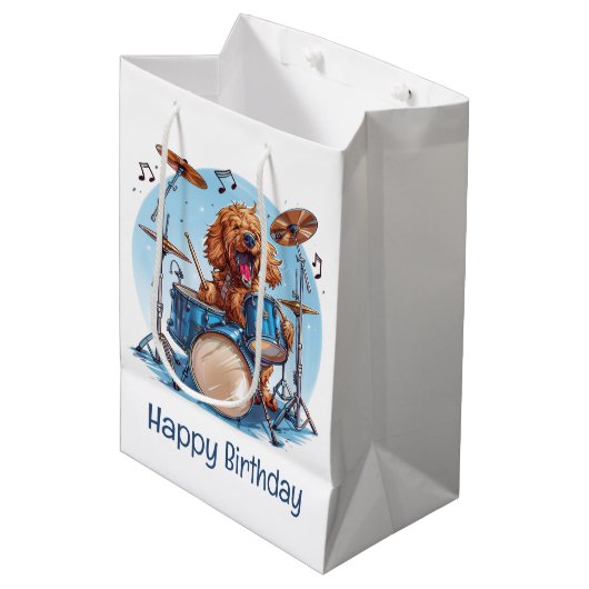 Happy Birthday Goldendoodle Dog Playing Drums Medium Cadeauzakje (Voorkant Gekanteld)