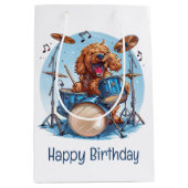 Happy Birthday Goldendoodle Dog Playing Drums Medium Cadeauzakje (Voorkant)