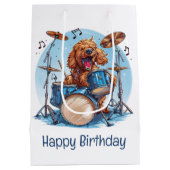 Happy Birthday Goldendoodle Dog Playing Drums Medium Cadeauzakje (Achterkant)