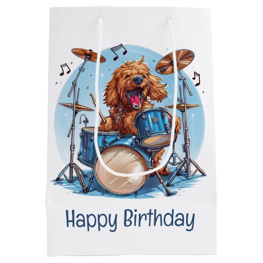 Happy Birthday Goldendoodle Dog Playing Drums Medium Cadeauzakje (Achterkant)