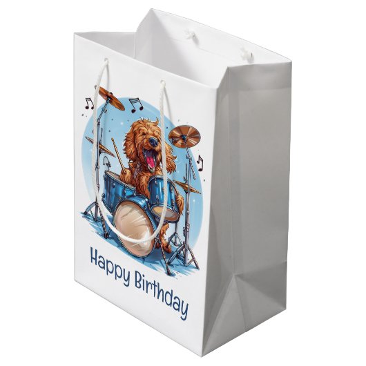 Happy Birthday Goldendoodle Dog Playing Drums Medium Cadeauzakje (Achterkant Gekanteld)