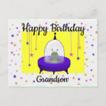 Happy Birthday, Grandson, Cute Space Alien Briefkaart<br><div class="desc">Dit verjaardagsbriefkaart voor een kleinzoon heeft mijn digitale tekening van een paarse vliegende schok met een groene ruimte buitenaards. De buitenaardse ruimte bevindt zich op een achtergrond van kleurrijke sterren met hangende sterren aan beide zijden. U kunt de tekst veranderen om dit briefkaart voor iedereen geschikt te maken. Andere verjaardagskaarten...</div>