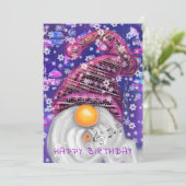 Happy Birthday - Happy Gnome in Paars Pet Zingen (Staand voorkant)