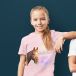 Happy Birthday Horse Back Riding  Animal Kind T-shirt<br><div class="desc">Zadel op voor het verjaardagsmeisje en de lieve feestsuite met paardenthema. De ster van het show is een prachtig geïllustreerd Kwartpaard, straalt vriendelijkheid uit en nodigt iedereen uit om deel te nemen aan de verjaardagsfestiviteiten. De feestsuite heeft een geometrisch achtergrondpatroon en zacht roze waterverf accenten. Het kleurenpalet weerspiegelt de natuurlijke...</div>