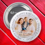 Happy Birthday | Klassieke eenvoudige aangepaste f Ronde Button 5,7 Cm<br><div class="desc">Dit eenvoudige en klassieke ontwerp is samengesteld uit serif typografie en voegt een douanefoto toe. Gebruik deze sticker als cadeau label voor het cadeau voor de verjaardagsfeestdag.</div>