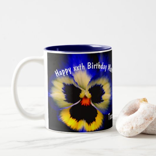 Happy Birthday Mam Pansy Flower Personalized Tweekleurige Koffiemok (Met donut)