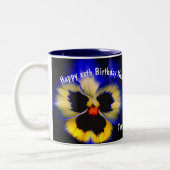 Happy Birthday Mam Pansy Flower Personalized Tweekleurige Koffiemok (Links)