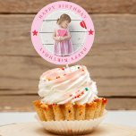 Happy Birthday met foto Ronde Sticker<br><div class="desc">Voeg een persoonlijk tintje toe aan uw verjaardagsvieringen met onze aanpasbare "Happy Birthday With Photo"-stickers! Perfect voor feestgunsten, cadeau-labels of decoraties, met deze stickers kunt u uw favoriete foto uploaden naar creëer met een uniek en memorabel ontwerp. Deze stickers zijn gemaakt met een hoogwaardige lijm en een levendige print en...</div>