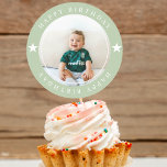 Happy Birthday met foto Ronde Sticker<br><div class="desc">Voeg een persoonlijk tintje toe aan uw verjaardagsvieringen met onze aanpasbare "Happy Birthday With Photo"-stickers! Perfect voor feestgunsten, cadeau-labels of decoraties, met deze stickers kunt u uw favoriete foto uploaden naar creëer met een uniek en memorabel ontwerp. Deze stickers zijn gemaakt met een hoogwaardige lijm en een levendige print en...</div>