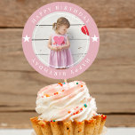 Happy Birthday met foto Ronde Sticker<br><div class="desc">Voeg een persoonlijk tintje toe aan uw verjaardagsvieringen met onze aanpasbare "Happy Birthday With Photo"-stickers! Perfect voor feestgunsten, cadeau-labels of decoraties, met deze stickers kunt u uw favoriete foto uploaden naar creëer met een uniek en memorabel ontwerp. Deze stickers zijn gemaakt met een hoogwaardige lijm en een levendige print en...</div>