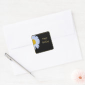 Happy Birthday met White Flower en Black Bkgrd Vierkante Sticker (Envelop)