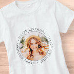 Happy Birthday Modern Simple Custom Photo T-shirt<br><div class="desc">Dit eenvoudige en moderne ontwerp is samengesteld uit serif typografie en voegt een douanefoto toe. Gebruik deze sticker als cadeau-label voor het cadeau voor de verjaardagsfeestdag</div>