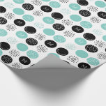 Happy Birthday Monogram Circles Aqua Stippen Wrap Cadeaupapier<br><div class="desc">Pas dit stijlvolle, moderne omslagpapier aan, dat is ontworpen met zwarte en waterblauwe cirkels en stippen op wit. Sommige cirkels hebben aangepaste monogram in hen en in anderen is tekst Happy Birthday. Dit ontwerp is ingesteld als sjabloon voor uw eenvoudige aanpassing. De achtergrondkleur is aanpasbaar en kan in een andere...</div>