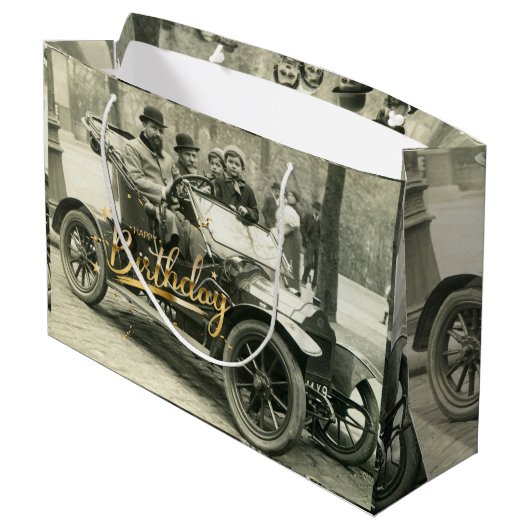 Happy Birthday  Old Car en People Groot Cadeauzakje (Achterkant Gekanteld)
