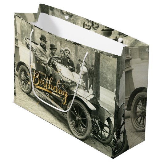 Happy Birthday  Old Car en People Groot Cadeauzakje (Voorkant Gekanteld)