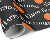 Happy Birthday Oranje pickleballs op zwart Cadeaupapier (Rol Hoek)