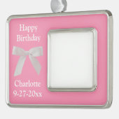 Happy Birthday Pink Bow gepersonaliseerd Verzilverd Omlijst Ornament (Links)
