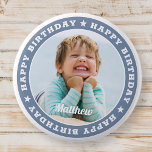 Happy Birthday Simple Moderne Custom Photo Ronde Button 5,7 Cm<br><div class="desc">Dit eenvoudige en moderne ontwerp is samengesteld uit serif typografie en voegt een douanefoto toe.</div>