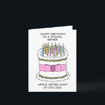 Happy Birthday Sister Away at College Kaart<br><div class="desc">Een eenvoudige illustratie van een witte verjaardagstaart versierd met een roze strik eromheen gebonden en kaarsen aangestoken. Het afbeelding speelt zich af tegen een witte achtergrond en wordt vergezeld door de woorden 'Happy birthday to a special sister while you're away at college'.</div>