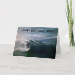 "HAPPY BIRTHDAY, SON" (OPPERVLAKTE OP DE BAND) KAART<br><div class="desc">Als je zon aan het surfen is of gewoon geniet van foto's van surfen,  dan is dit de Perfect Card!</div>
