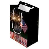 Happy Birthday Sparklers With American Flag Medium Cadeauzakje (Voorkant Gekanteld)
