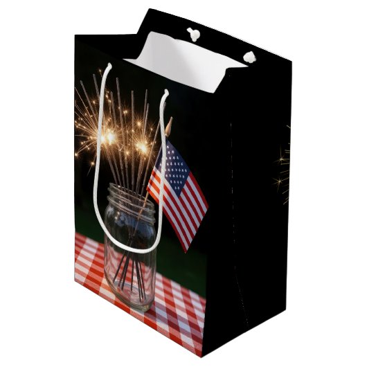 Happy Birthday Sparklers With American Flag Medium Cadeauzakje (Voorkant Gekanteld)