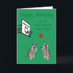 Happy Birthday to Step Son Wenskaart Kaart<br><div class="desc">Ik wens een geweldige stap op een Happy Birthday met twee schattige raccoons die basketbal spelen met een hoepel gemarkeerde wasberen op een  groene achtergrond.</div>
