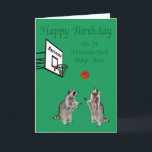 Happy Birthday to Step Son Wenskaart Kaart<br><div class="desc">Ik wens een geweldige stap op een Happy Birthday met twee schattige raccoons die basketbal spelen met een hoepel gemarkeerde wasberen op een  groene achtergrond.</div>