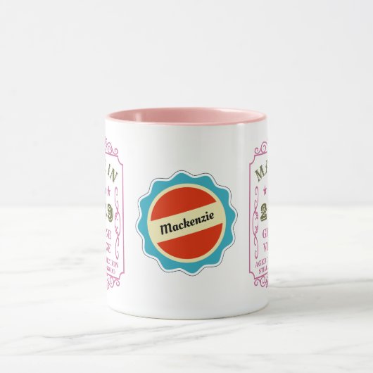 Happy Birthday Toevoegen Jaar Naam Datum Roze Mok (Midden)