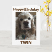 HAPPY BIRTHDAY TWIN ZEGT DEZE SCHATTIGEE COCKER SP KAART (Gele Bloem)