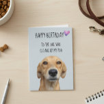 Happy Birthday uit de Humor van de Dog Funny Kaart<br><div class="desc">Dit ontwerp is gemaakt met behulp van digitale kunst. Het kan in het gebied worden aangepast door de klik aan te passen en de naam, initialen of woorden aan te passen. U kunt de tekstkleur en de stijl ook veranderen of de tekst voor een slechts ontwerp van het afbeelding schrappen....</div>